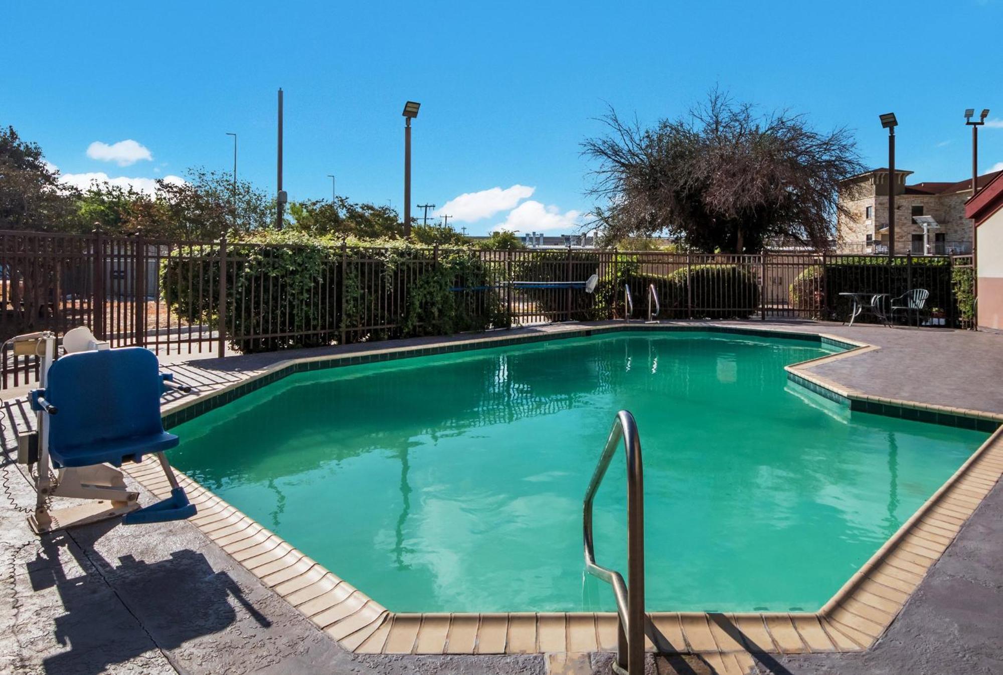 Hometowne Studios By Red Roof San Antonio - Seaworld Northwest Esterno foto